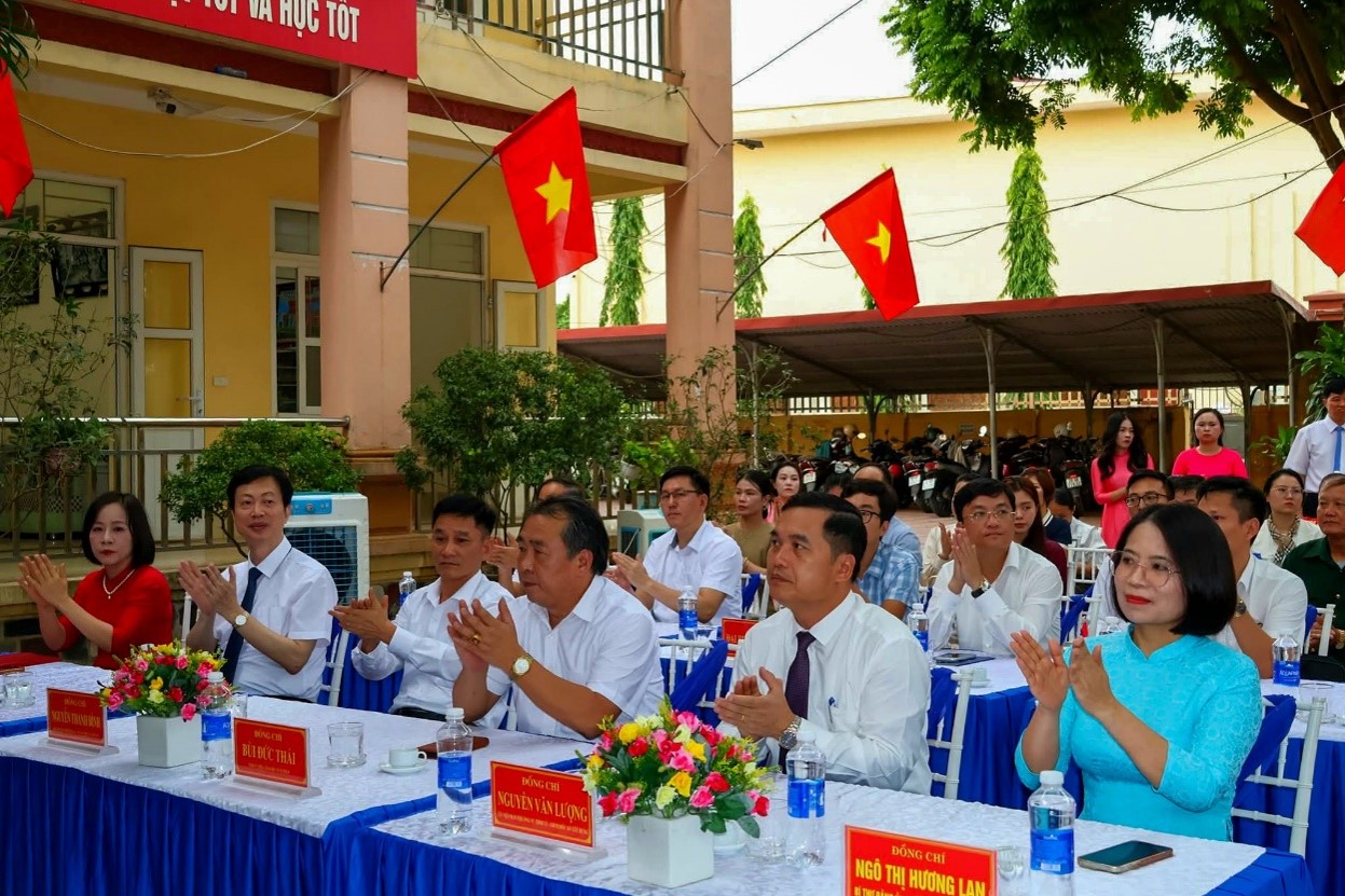 TTND.PGS.TS Nguyễn Quang Bình dự lễ khai giảng tại trường Tiểu học Duy Hà và Trường THCS Duy Hà